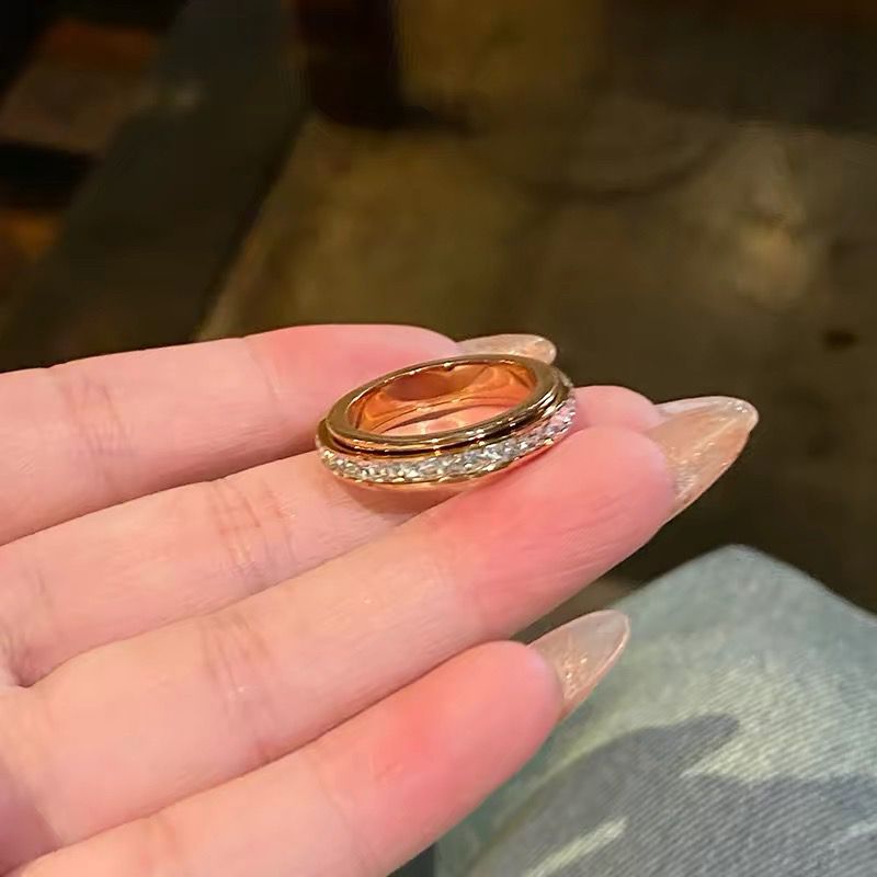 Detalhe do Anel Éternité na cor dourado